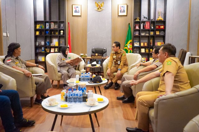 Wali Kota Medan, Rico Tri Putra Bayu Waas Didampingi Kepala Dinas Kominfo Kota Medan, Arrahmaan Pane dan Staf Ahli Bid. Kemasyarakatan dan SDM, Adlan Menerima Audiensi Pengurus RAPI Wilayah Kota Medan, di Rumah Dinas Wali Kota Medan, Senin (27/10/2025)