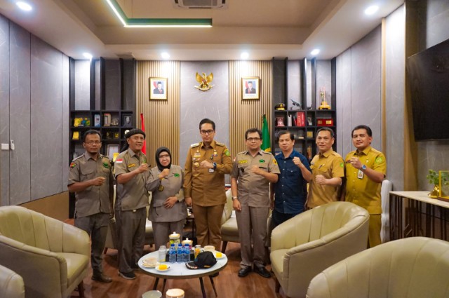 Wali Kota Medan, Rico Tri Putra Bayu Waas Didampingi Kepala Dinas Kominfo Kota Medan, Arrahmaan Pane dan Staf Ahli Bid. Kemasyarakatan dan SDM, Adlan Menerima Audiensi Pengurus RAPI Wilayah Kota Medan, di Rumah Dinas Wali Kota Medan, Senin (27/10/2025)