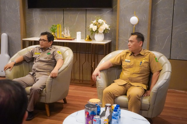 Wali Kota Medan, Rico Tri Putra Bayu Waas Didampingi Kepala Dinas Kominfo Kota Medan, Arrahmaan Pane dan Staf Ahli Bid. Kemasyarakatan dan SDM, Adlan Menerima Audiensi Pengurus RAPI Wilayah Kota Medan, di Rumah Dinas Wali Kota Medan, Senin (27/10/2025)