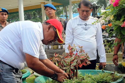 Kadis Kominfo Kota Medan Bersama Pj Walikota Medan dan Pimpinan SKPD Pemko Medan Melaksanakan Gotong Royong di Seputaran Lapangan Merdeka