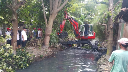 Sungai Berderah Kembali Dikeruk