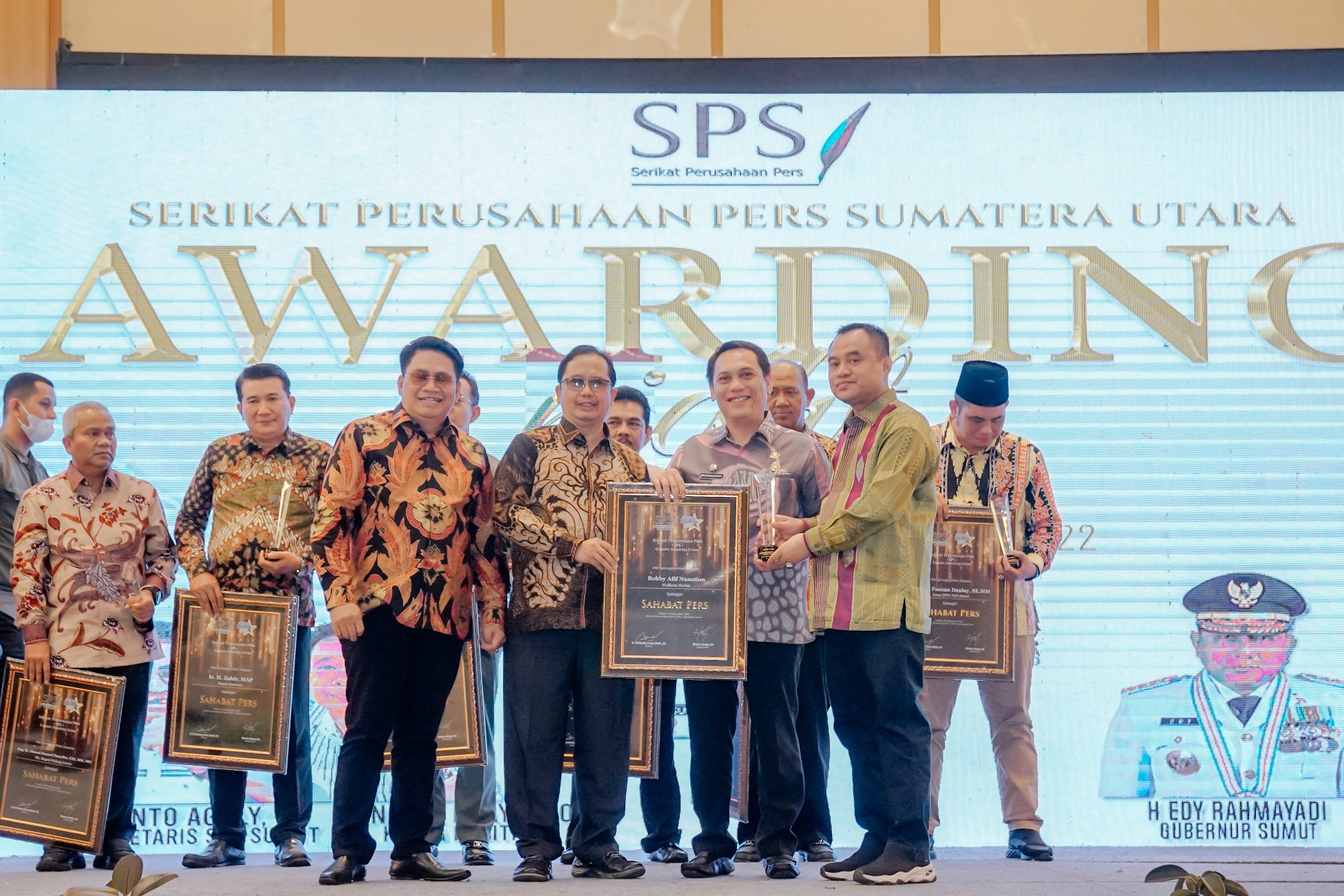 Kadis Kominfo Kota Medan Mewakili Wali Kota Medan Terima Penghargaan Sahabat Pers Dari SPS Sumut 