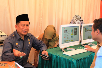 Kepala Dinas Komunikasi dan Informatika Kota Medan Drs. H. Darussalam Pohan, M.AP pantau Media Center di arena MTQ