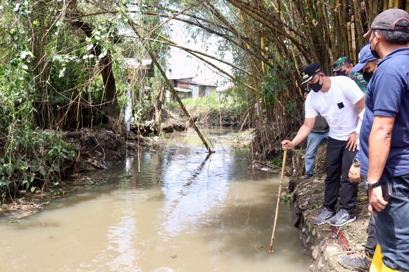 Kadis Kominfo Kota Medan Dampingi Wali Kota Medan Pimpin Pembersihan Sungai Selayang