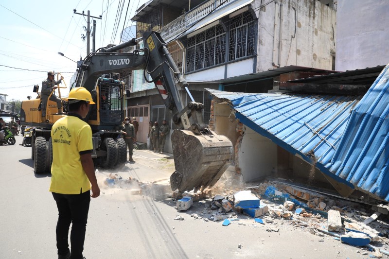 Empat Unit Bangunan Yang Berdiri Di Atas Drainase Kembali Dibongkar Tim Satpol PP Di Medan Tembung