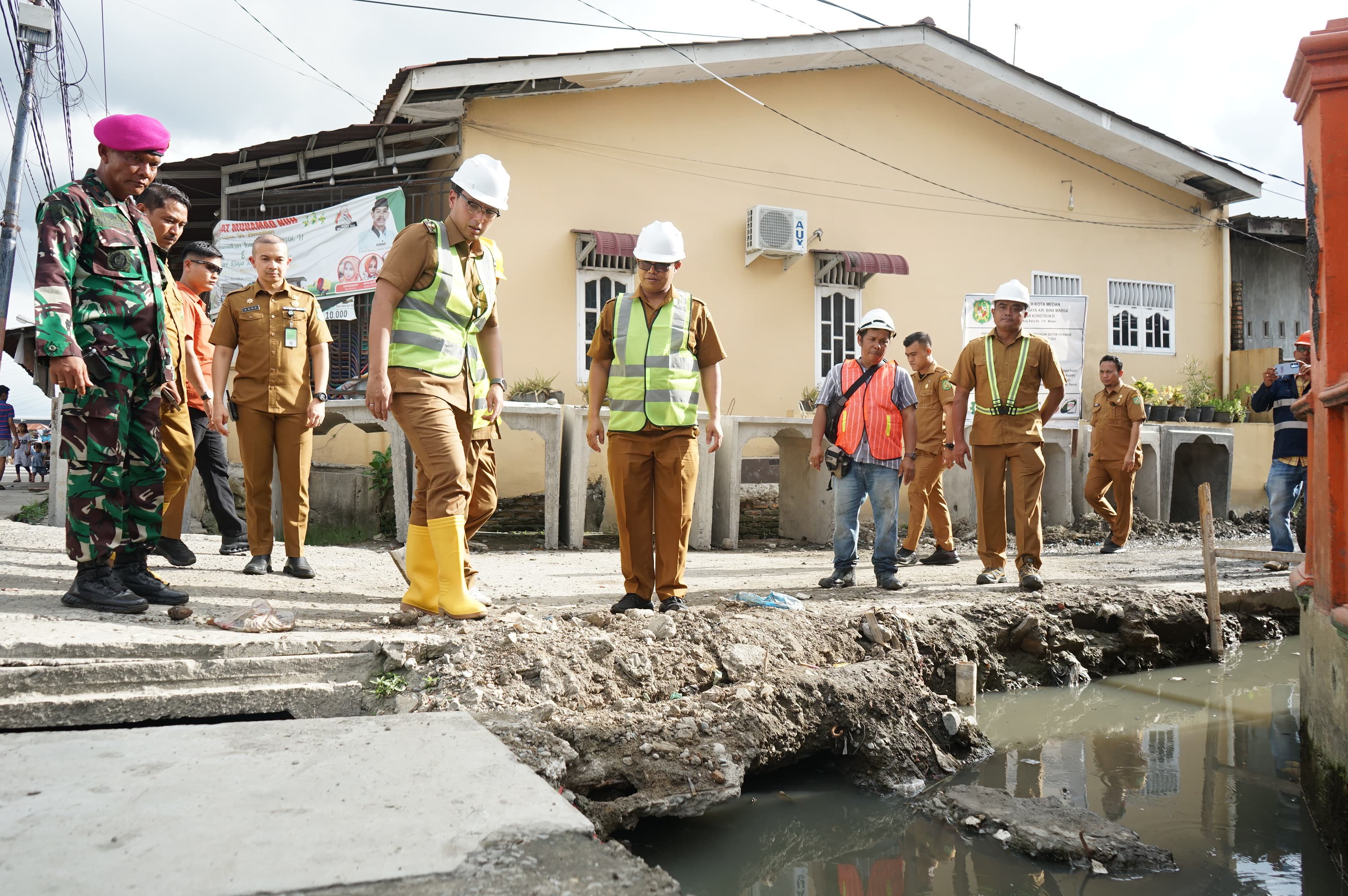 Tinjau Pekerjaan Peningkatan Drainase di Belawan, Rico Waas Pastikan Pekerjaan Berjalan Dengan Baik