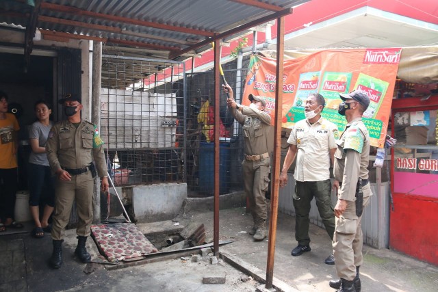 Pemko Medan Bongkar Bangunan Di Atas Drainase Di Jalan Asia