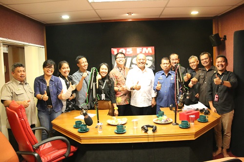 Walikota Medan Drs. H. T. Dzulmi Eldin Didampingi Kadis Kominfo Kota Medan Drs. Darussalam Pohan Saat Menjadi Narasumber di Radio Kiss FM Jln. Cut Nyak Dien Kecamatan Medan Polonia