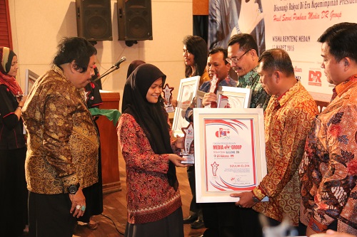 Kadis Kominfo Kota Medan Drs. Darusalam Pohan Mewakili Walikota Medan Saat Menerima Award Tokoh Populer Versi Media DR Group