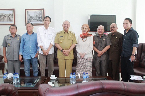 Kadis Kominfo Kota Medan Drs. Darussalam Pohan M.AP, Kadis Pariwisata Kota Medan Busral Manan dan Asisten Kesejahteraan Masyarakat Setda Kota Medan H. Erwin Lubis  Mendampingi Walikota Medan Drs. H. T. Dzulmi Eldin S, M.Si Menerima Audiensi Dari Harian Waspada di Rumah Dinas Walikota Medan