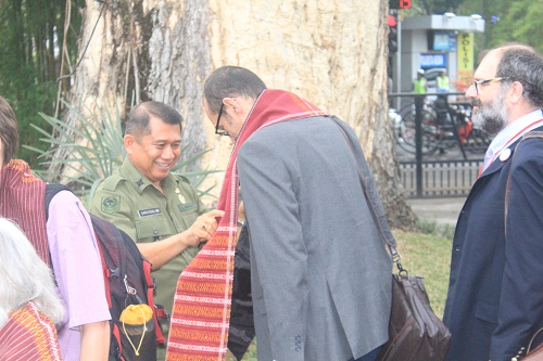 Kepala Dinas Kominfo Kota Medan Menyampaikan Salam Selamat Datang dan Menyematkan Ulos Kepada Tamu Peserta 7th JWG Indonesia-France 2015 di Pendopo Rumah Dinas Walikota Medan