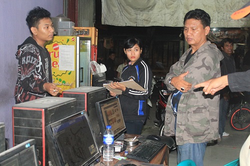 Kepala Bidang Pos dan Telekomunikasi Bersama Tim Razia warnet Dinas Kominfo Kota Medan Dibantu Oleh Tim dari Polda Sumatera Utara Melaksanakan Razia Warnet di Kecamatan Medan Amplas, Medan Kota dan Medan Area Sabtu Dini Hari Sekitar Pukul 01.00 Wib