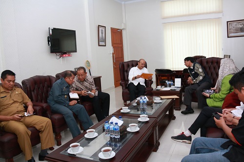 Kadis Kominfo Kota Medan Mendampingi Walikota Medan Saat Audiensi Waspada Online di Rumah Dinas Walikota Medan Jl. Sudirman