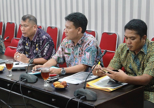 Kadis Kominfo Kota Medan, Drs. Darusalam Pohan M.AP Didampingi Kabid Postel Arbani Harahap S.Sos Melaksanakan Rapat Pembahasan Permohonan Izin Penanaman Kabel Serat Optik PT. Link Net Tbk di Kawasan Pemerintah Kota Medan di Ruang Rapat II Kantor Walikota Medan