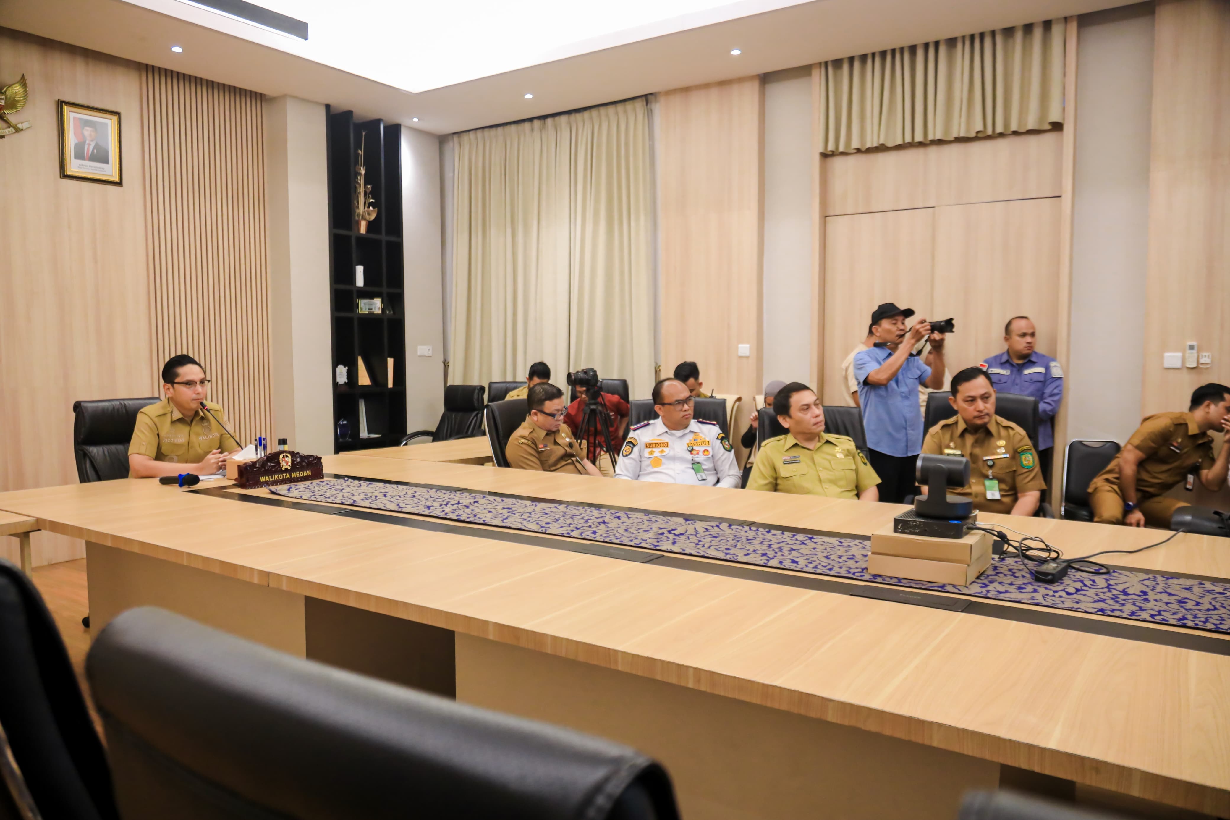 Wali Kota Medan, Rico Tri Putra Bayu Waas Didampingi Asisten Ekbang, Citra Effendi Capah, Kadis Kominfo, Arrahmaan Pane, Kadis Pendidikan dan Kebudayaan, Benny Sinomba Siregar, dan Plt Kadis Perhubungan, Suriono Wawancara Live Bersama Kompas TV di Rumah Dinas Wali Kota, Senin (2/3/2026)