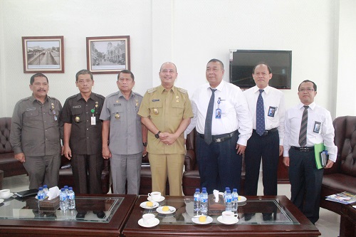 Kadis Kominfo Kota Medan Drs. Darussalam Pohan M.AP, Kesbangpolinmas Kota Medan Ceko Wakhda dan Kepala BKD Kota Medan Lahum MM Mendampingi Walikota Medan Drs. H. T. Dzulmi Eldin S, M.Si Menerima Audiensi  Dari Taspen Medan di Rumah Dinas Walikota Medan