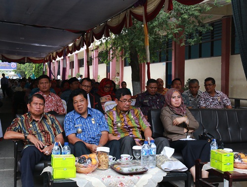 Kadis Kominfo Kota Medan, Kadisdik Kota Medan dan Ka Litbang Kota Medan mendampingi Walikota Medan untuk menghadiri Talkshow dengan Tema : Lulusan SMA-SMK dalam menghadapi MEA 2015 di Sekolah Swasta SMA - SMK Teladan Medan