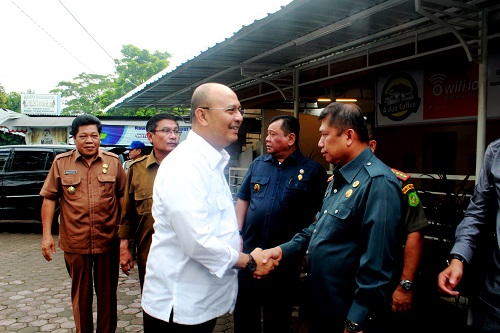 Kadis Kominfo Kota Medan Bersama Walikota Medan Drs. H. T. Dzulmi Eldin S. M.Si Medan Saat Talkshow Walikota Mendengar Kerjasama Radio Sindo dan Dinas Kominfo Kota Medan di A Dua Cafe, Jl. Abdullah Lubis