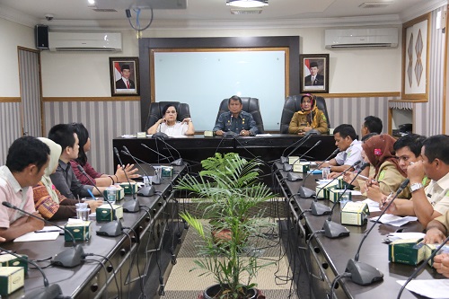 Kadis Kominfo Kota Medan Drs. Darussalam Pohan M.Ap Saat Memimpin Rapat Persiapan Perayaan Hut Raido Kardopa Di Ruang Rapat II Kantor Walikota Medan